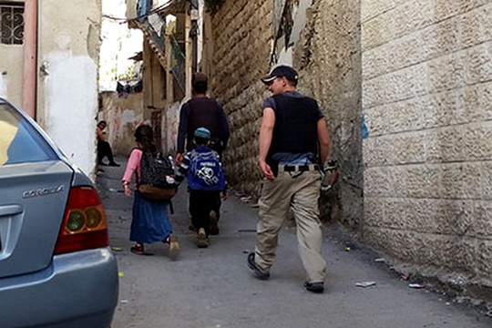 מאבטחים מלווים ילדי מתנחלים בשכונת בטן אל הווא בירושלים המזרחית. דצמבר 2016. (צילום: שרית מיכאלי, בצלם) 