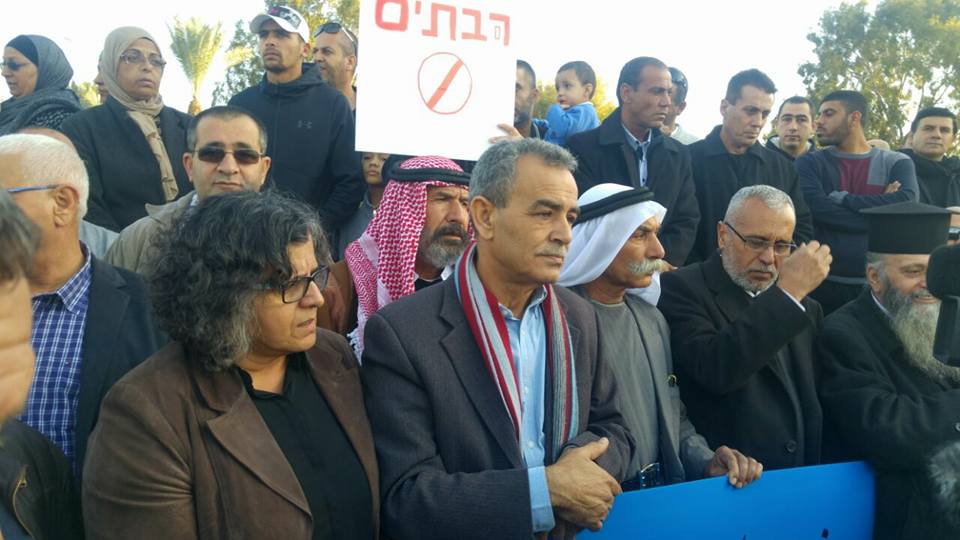 חברי הכנסת ג'מאל זחאלקה ועאידה תומא-סלימאן בהפגנה בקלנסווה