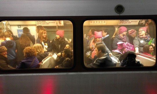 רכבות מלאות בדרך להפגנת חצי מליון הנשים נגד טראמפ בוושינגטון (דניאל נירנברג/ג'אסט ויז'ן)