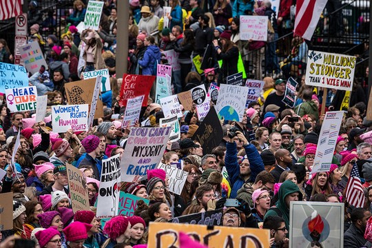בזמן שהחברה האזרחית מרימה ראש ויוצאת לרחובות, האופוזיציה הדמוקרטית דוממת. צעדת הנשים לוושינגטון (פליקר Mobilus In Mobili CC BY-SA 2.0)