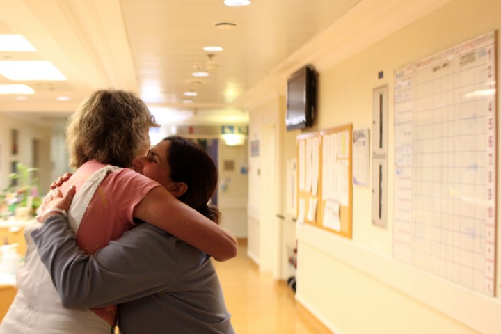 נשים מתחבקות בבית חולים (אילוסטרציה: קובי גדעון / פלאש90)