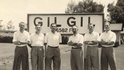 מימין: מאיר שטרנברג (שמגר) ועצירים נוספים במחנה גילגיל בקניה 