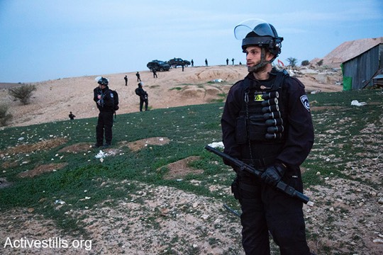 שוטרים חמושים בכדורי ספוג לקראת הריסת אום אלחיראן (קרן מנור/אקטיבסטילס)
