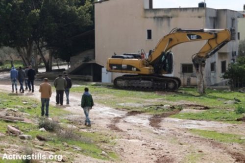 בולדוזר פלסטיני לא פעיל בכפר שופא. מהפלסטינים נמנע לבצע כל עבודות תשתית בכפרם (אחמד אל באז/אקטיבסטילס)