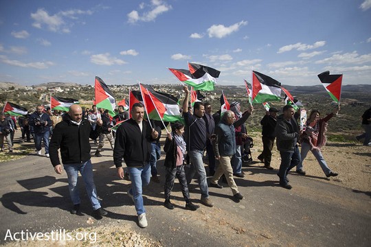 מאות צעדו בבלעין לעבר חומת ההפרדה, לציון 12 שנות מאבק עממי נגד גזל הקרקעות והכיבוש (פאיז אבו-רמלה/אקטיבסטילס)