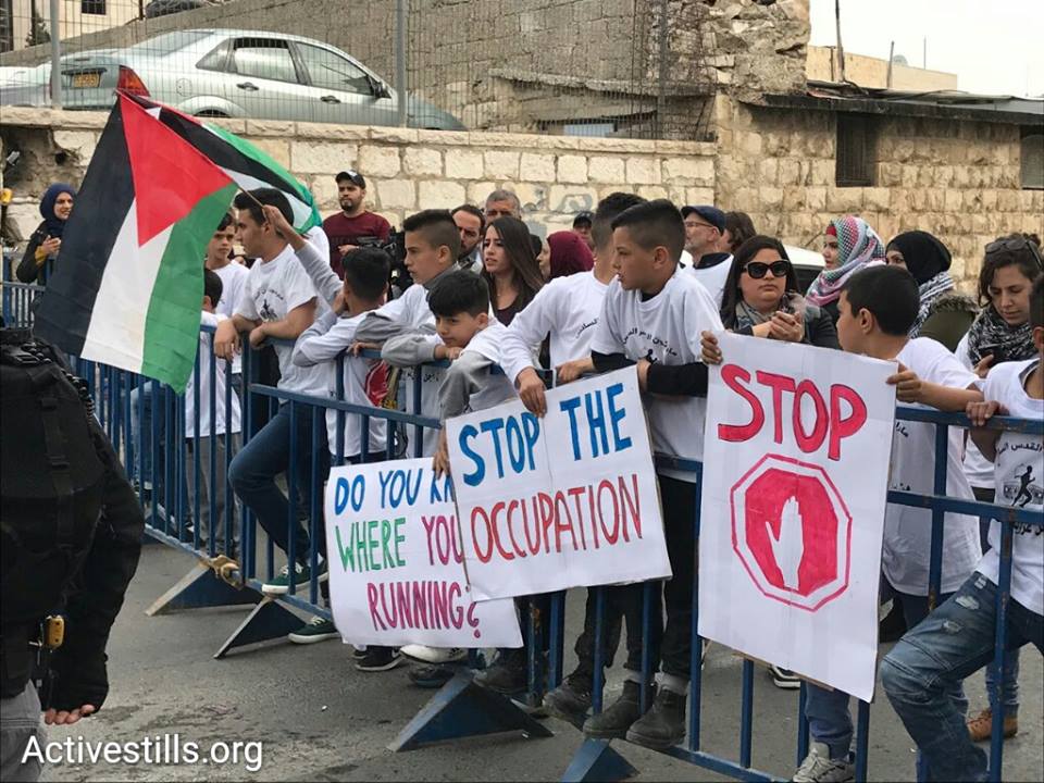 מפגינים נגד מרתון ירושלים (צילום: פאיז אבו רמלה/אקטיבסטילס)