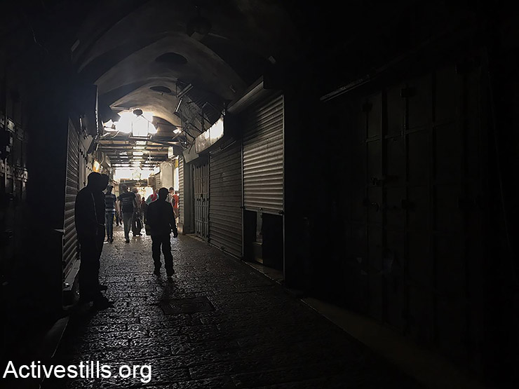 חנויות סגורות בעיר העתיקה בירושלים, כחלק משביתה כללית שהוכרזה ברחבי הגדה ומזרח ירושלים. חנויות, עסקים, מוסדות, בנקים ובתי ספר נסגרו במהלך היום כשביתת סולידאריות עם שובתע הרעב (פאיז אבו רמלה/אקטיבסטילס)