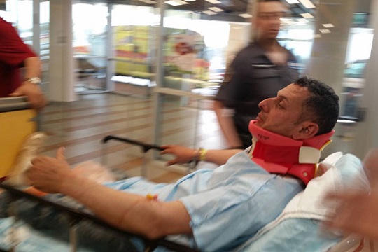 מוחמד עמירה בבית החולים, אזוק למיטתו (צילום: שרית מיכאלי, בצלם)