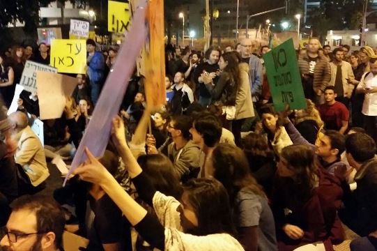 מאות הפגינו בתל אביב נגד המהלך המושחת של נתניהו וסגירת תאגיד "כאן"