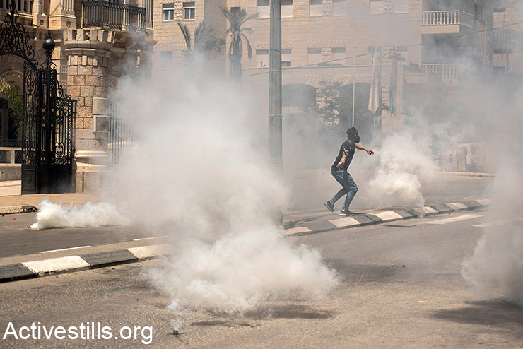 עימותים במהלך ההפגנה בבית לחם, 17.4.17 (צילום: מרטין ברזילי/אקטיבסטילס)