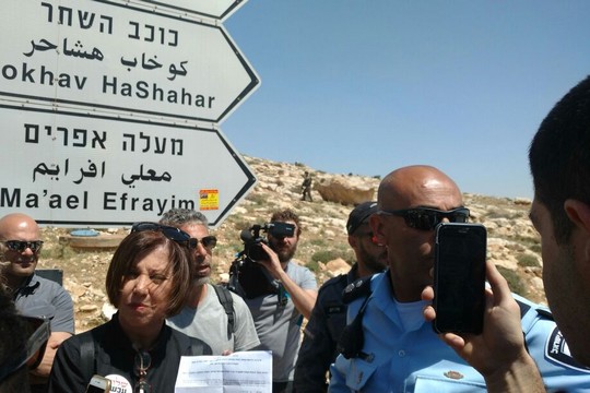 השוטרים מציגים לח"כ זהבה גלאון "צו רידוד" במטרה למנוע את הפגנת פעילי השמאל (אורלי נוי)