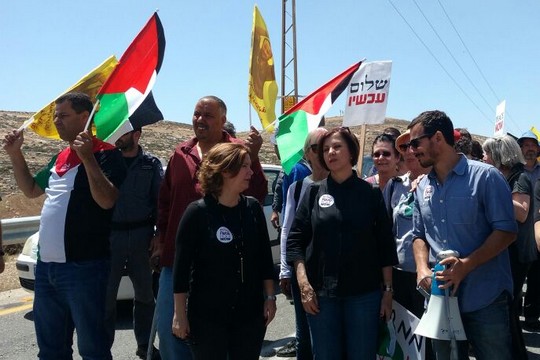 ראשת מרצ זהבה גלאון, ח"כ מיכל רוזין ומנכ"ל שלום עכשיו אבי בוסקילה צועדים ליד מאחז הבלאדים נגד הכיבוש ובמחאה על אלימות מתנחלים. (צילום: אורלי נוי)