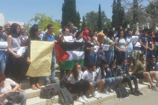 שרשרת אנושית של הסטודנטים באוניברסיטת תל אביב היום (צילום: יאסר אבו ערישה)