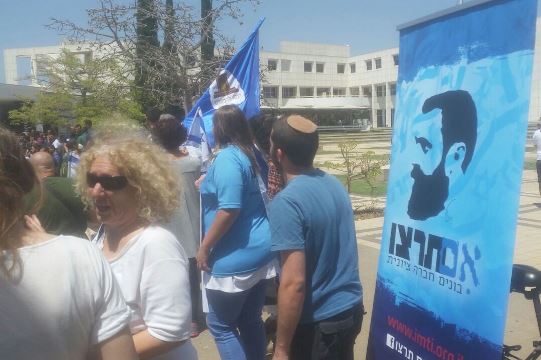 מפגיני ימין מול השרשרת האנושית של הסטודנטים באוניברסיטת תל אביב היום (צילום: יאסר אבו ערישה)