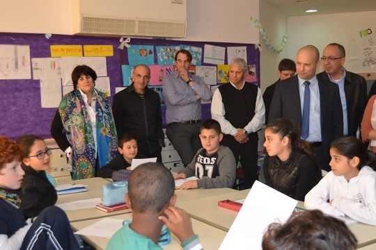 בנט "מוקסם" במהלך ביקור בביה"ס הדו לשוני בירושלים (צילום: חדוות קימרלינג)