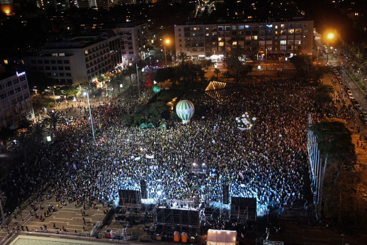 אלפים בהפגנה בכיכר רבין, קוראים לסיום הכיבוש (פלאש 90)