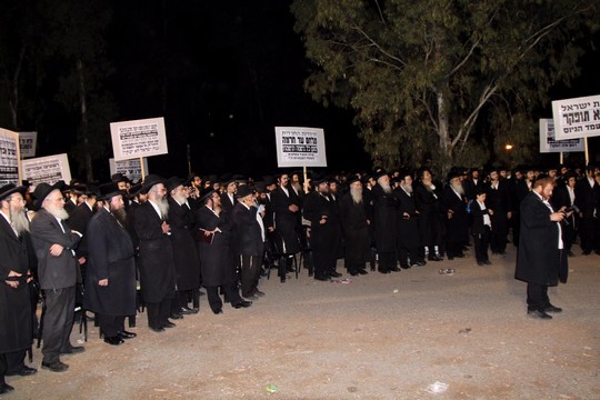 מאות חרדים הפגינו בכניסה לכלא ארבע במחאה על מעצרה של צעירה דתיה שמסרבת להתגייס (צילום: דוד פ)