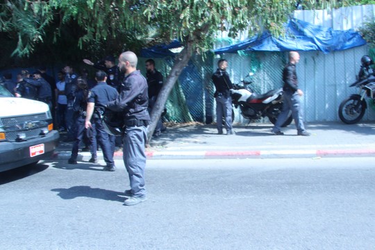 כוחות משטרה רבים מחוץ לפרסם אבו סייף (צילום: לביא ונונו)