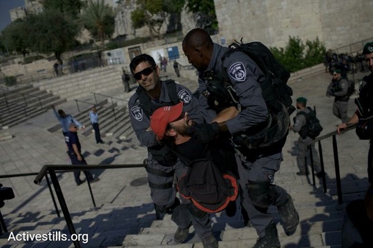 שוטרים מפנים בכוח פעילי שמאל ירושלמים ויהודים אמריקאים שניסו לחסום את ריקוד הדגלים מלהיכנס לעיר העתיקה (צילום: אקטיבסטילס)