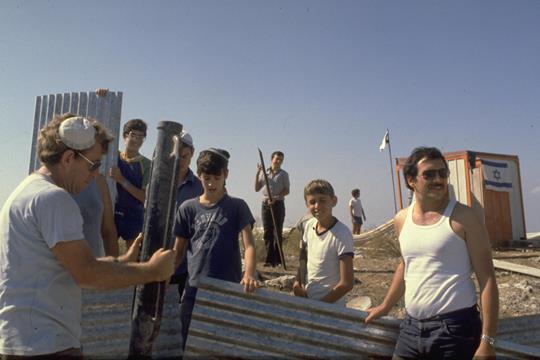 נלחמים על המדינה: מתנחלים מגוש אמונים מקימים את הישוב אלקנה בשומרון בשנת 1979 (צילום: לשכת העיתונות הממשלתית)