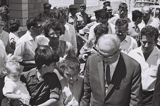 ראש הממשלה לוי אשכול בעת ביקור אצל מתנחלים במזרח ירושלים בשנת 1968 (צילום: לשכת העיתונות הממשלתית)