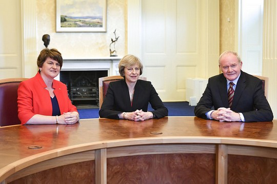 ראש ממשלת בריטניה תרזה מיי במהלך ביקור בצפון אירלנד ביולי 2016 עם ארלין פוסטר, השרה הראשון של צפון אירלנד וסגנה מרטין מקגיניס. (צילום: טום אוונס/פליקר CC BY-NC-ND 2.0)