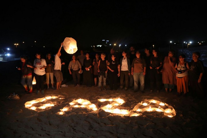 פעילים יוצרים את הכיתוב "עזה" בסולידריות עם מליוני תושבי הרצועה השרויים בעלטה. חוף אשקלון, 19 ביוני 2017. (צילום: היידי מוטולה/אקטיבסטילס)