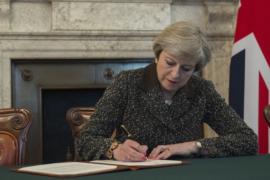 תרזה מיי, ראש ממשלת בריטניה חותמת על מכתב לנשיא המועצה האירופית המודיע על כוונת בריטניה להיפרד מהאיחוד האירופי (צילום: ג'יי אלן/פליקר CC BY-NC-ND 2.0)