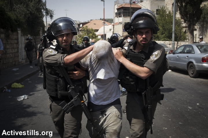 שוטרי מג"ב עוצרים פלסטיני במזרח ירושלים במסגרת העימותים סביב הר הבית (אורן זיו / אקטיבסטילס)