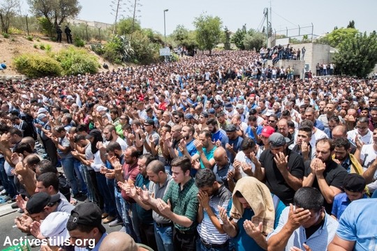 אלפים לוקחים חלק בתפילת מחאה בוואדי ג'וז, ירושלים המזרחית (צילום: יותם רונן/אקטיבסטילס)