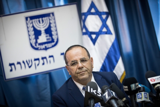 שר התקשורת איוב קרא במהלך מסיבת העיתונאים בה הצהיר על כוונתו "לסגור" את אל ג'זירה בתאריך 6/8 (צילום: יונתן זינדל, פלאש90)