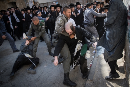 אלימות המשטרה בהפגנת חרדים נגד הגיוס במאה שערים (צילום: יונתן זינדל, פלאש90)