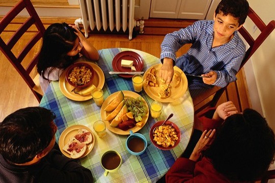 על זה נפתלי בנט ומשרד החינוך לא שולטים. שיחה בזמן ארוחה משפחתית. (צילום: flickr usda cc by2)