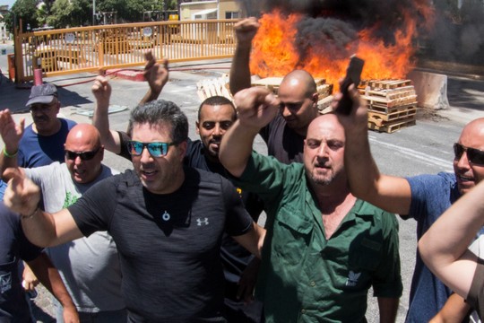 עובדי חיפה כימיקלים מפגינים נגד הנהלת החברה. 2 באוגוסט 2017 (באסל עווידאת/פלאש90)
