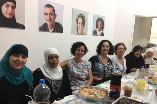 נשים יהודיות מתארחות אצל מוסלמיות ברמדאן, לוד (סמאח סלאימה)