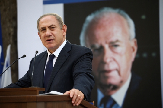 אחדות מעורפלת במקום להגיד את האמת. ראש הממשלה נתניהו על רקע תמונתו של יצחק רבין (פלאש90)