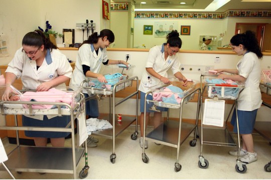 סמינר הכנה קצר, והופ הן מוכשרות לטיפול רפואי. בנות שירות לאומי מטפלות בתינוקות בבית חולים בירושלים. אילוסטרציה (עביר סולטן / פלאש90)