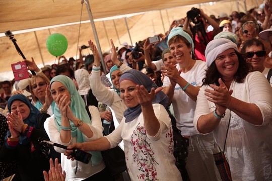 נשים ישראליות ופלסטיניות עושות שלום במסע השלום באזור ים המלח. 8 באוקטובר 2017. (פלאש 90)
