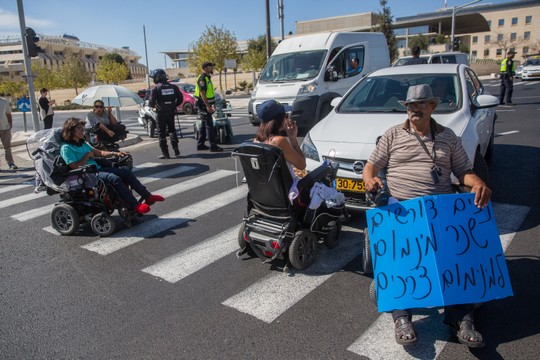 הנכים ממשיכים לחסום כבישים. מול בית המשפט העליון בירושלים 24 באוקטובר 2017 (יונתן זינדל / פלאש90)