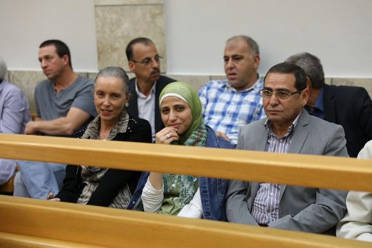 הדיון בבית המשפט בעניינה של המשוררת דארין טאטור. בתמונה: טאטור יחד עם בני משפחתה, ממתינים להחלטת השופט (צילום: אורן זיו, אקטיבסטילס)