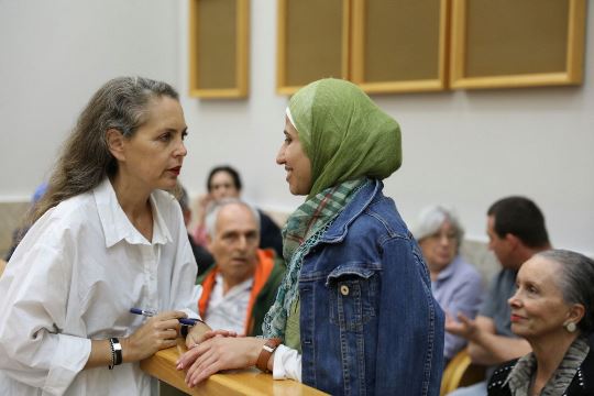 הדיון בבית המשפט בעניינה של המשוררת דארין טאטור. בתמונה: טאטור יחד עם העו"ד גבי לסקי (צילום: אורן זיו, אקטיבסטילס)