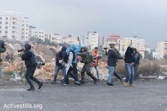 מסתערבים עוצרים מפגינים פלסטינים במחסום בית אל, בצפון רמאללה, שמוחים על הכרזתו של טראמפ להעביר את השגרירות האמריקנית לירושלים. 13.12.2017 (אורן זיו, אקטיבסטילס)