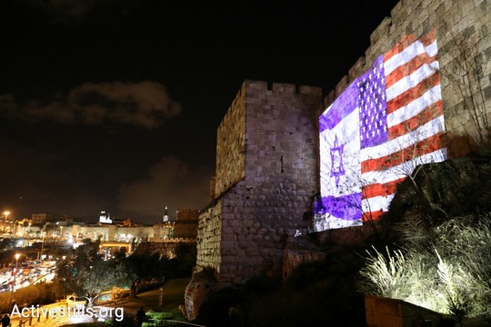דגלי ישראל וארה"ב צמודים על חומת העיר העתיקה בירושלים, אחרי הכרזתו של הנשיא טראמפ. 6 בדצמבר 2017 (אורן זיו / אקטיבסטילס)