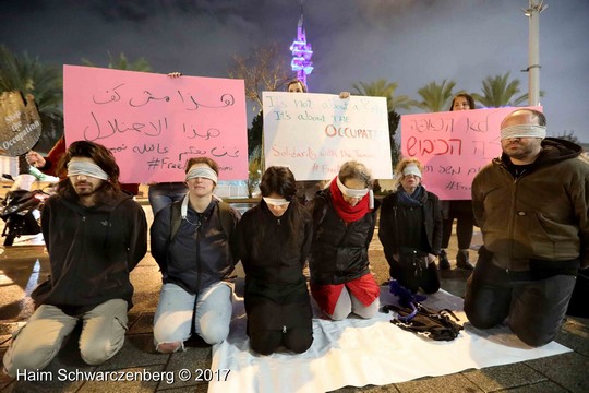 מיצג מחאה מול הקריה בקריאה לשחרור בנות משפחת תמימי. 24 בדצמבר 2017. (צילום: חיים שוורצנברג)