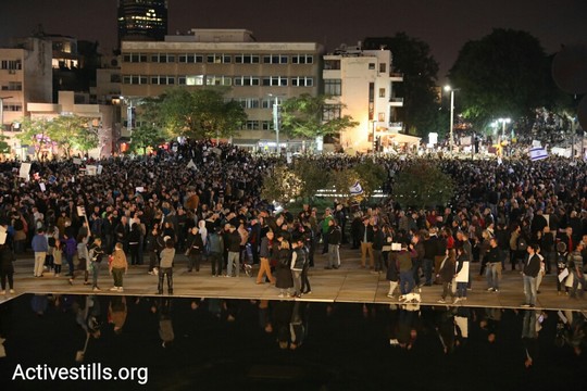המפגינים נגד השחיתות בכיכר הבימה בתל אביב. 9 בדצמבר 2017 (אורן זיו / אקטיבסטילס)