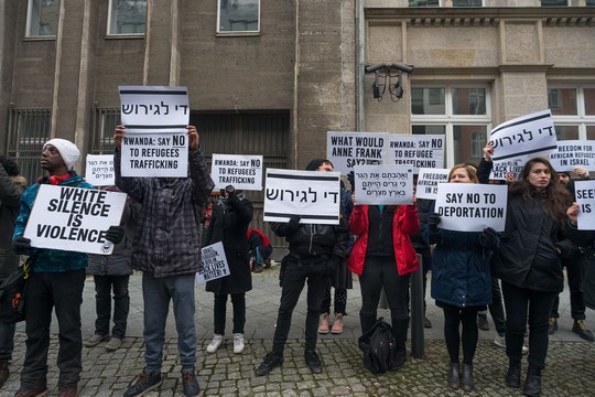 מפגינים מול שגרירות רואנדה בברלין במחאה על ההסכם בין רואנדה לישראל על גירוש הפליטים. 33 בינואר 2018. (צילום: רון רוטשילד, מישה שנברוט)