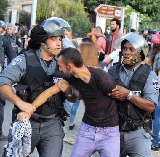 יאסר שוואהנה נעצר בהפגנה בחיפה (צילום: עלי כאמל)