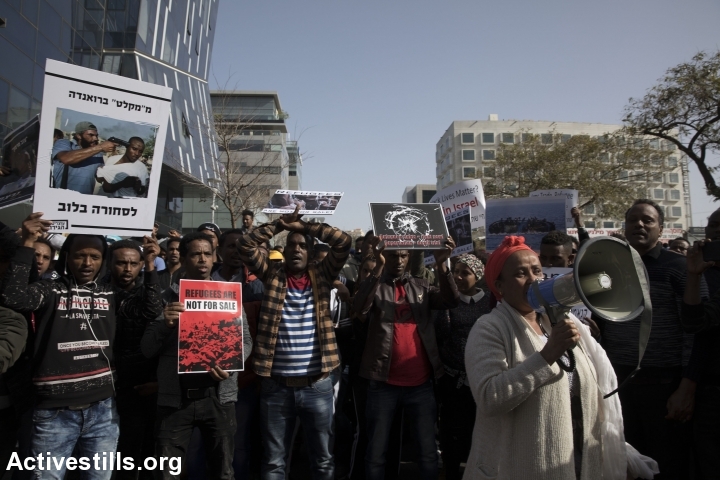 מבקשי מקלט מפגינים מול שגרירות רואנדה במחאה על ההסכם החסוי עם ישראל. (צילום: אורן זיו / אקטיבסטילס)