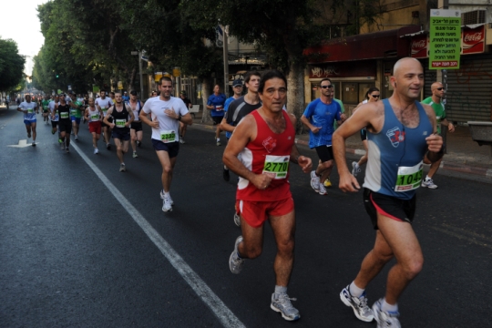 העיר שייכת לתושביה. מרתון בתל אביב, רחוב אלנבי (צילום: גילי יערי, פלאש90)