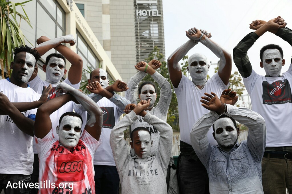 מבקשי מקלט בהפגנה מול שגרירות רואנדה בהרצליה, השבוע (אורן זיו / אקטיבסטילס)